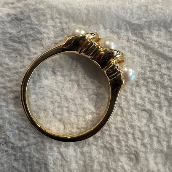 Gold-tone Pearl ring with crystal accent stones, size 7.5 - Picture 2 of 4